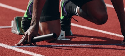 足球运动员在绿茵场上激烈拼抢特写