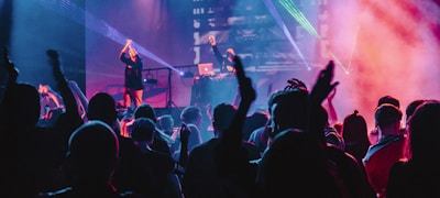 线上球迷社区热烈讨论比赛画面