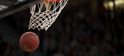 篮球比赛关键时刻观众欢呼场景